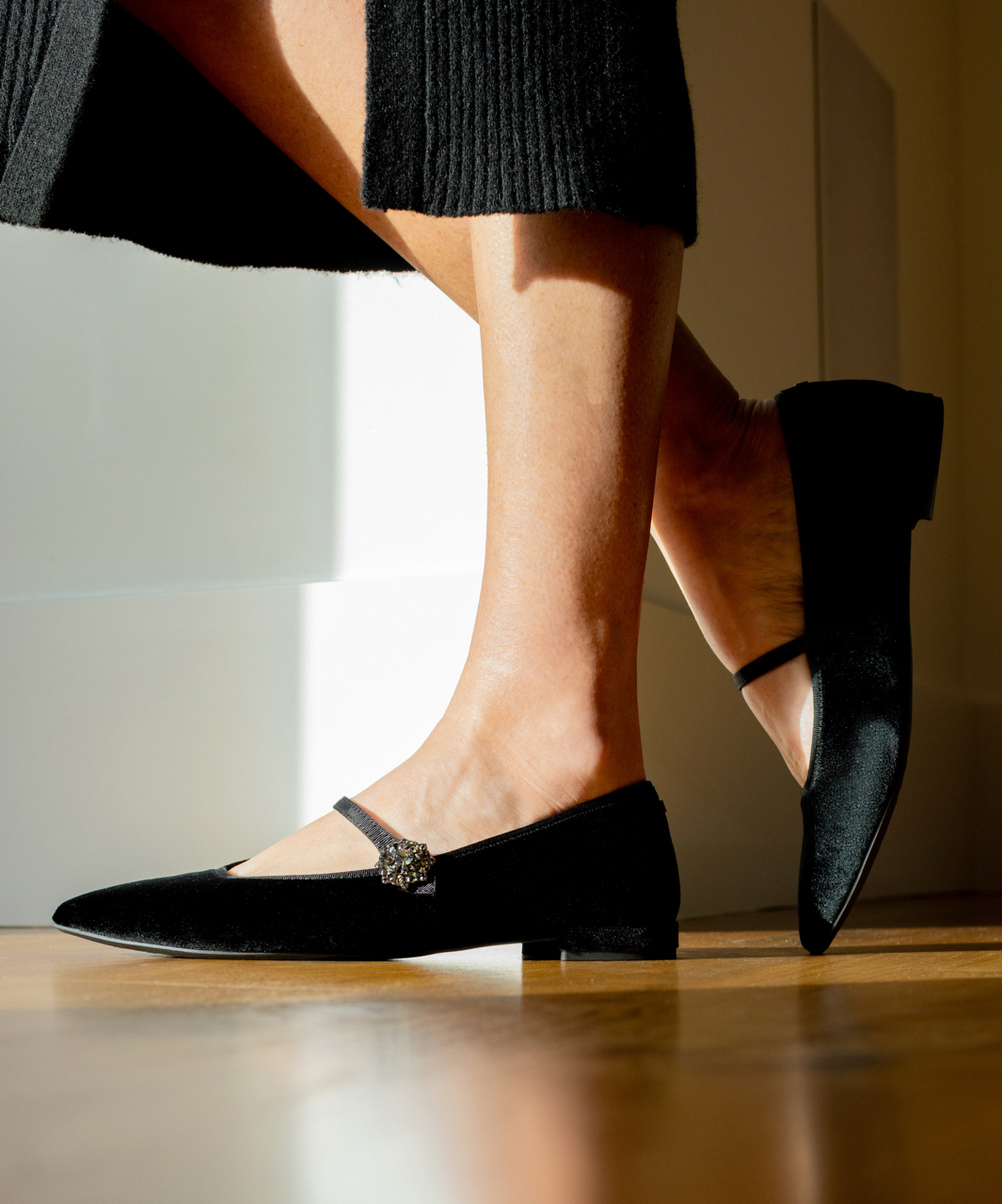 GOLDFINCH-MARYJANE_BLACK-VELVET__GFN-BKV_Lifestyle1Large-1.png